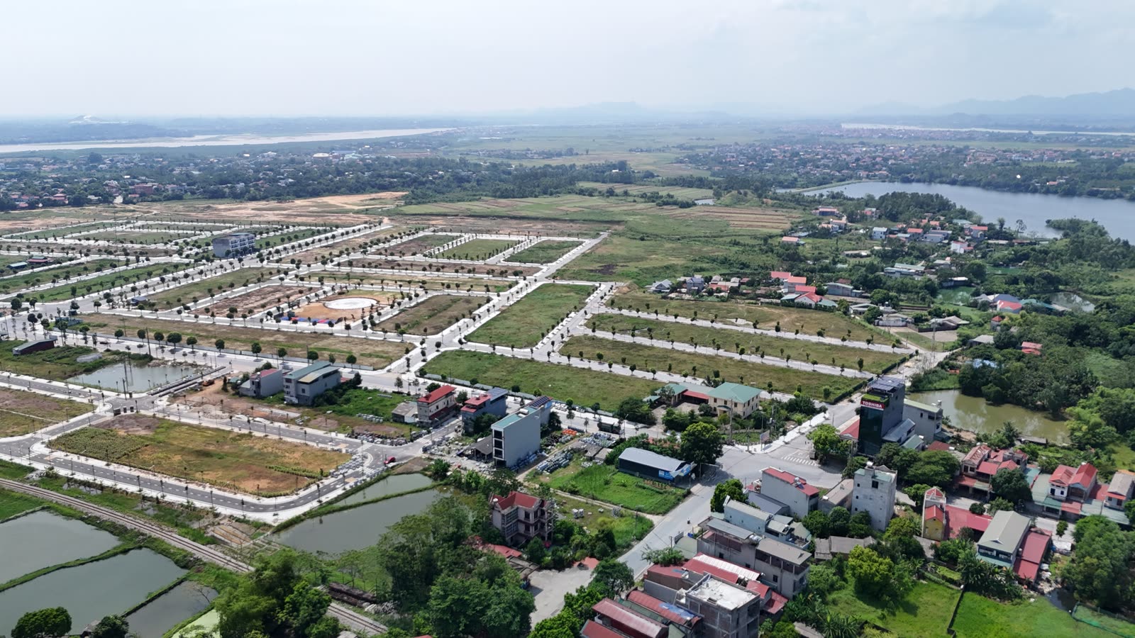 Toàn cảnh phía dự án & dân cư hiện hữu